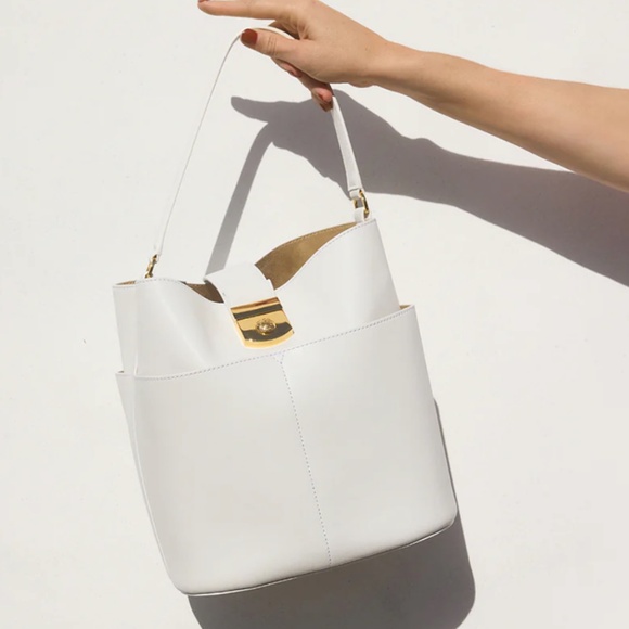 Sold! Veronica Beard NWT Large Crest Lock Bucket Bag off white - Picture 1 of 5